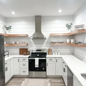 New modern ranch house in adorable small town - Image 2