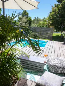 Lush Spacious Family Home between Beach & Town - Image 4