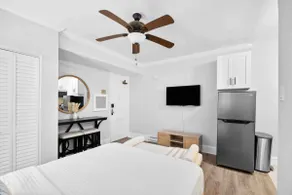Prime Lincoln Park Studio Apt with Free Parking - Image 5