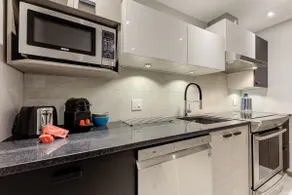 A04 | Downtown Quebec, ground floor, Queen bed - Image 2