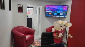 Sol Apartment - Beautiful 2 Bedroom Near Airport - Image 2