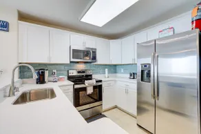 Spacious 1King/2Bath w/stunning lake view - Image 5