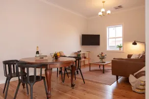 Central Mudgee- renovated 3 bedroom house - Image 2