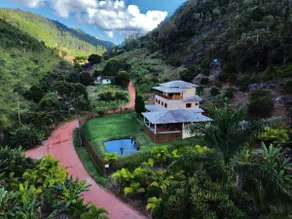 Farmhouse with waterfall near Santa Teresa - Image 2