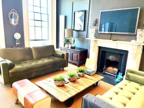 The Queens Apt stylish + Free Parking. Hop Skip & Jump to Restaurants - Image 3