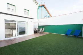 Townhouse in the city- large backyard - Image 2
