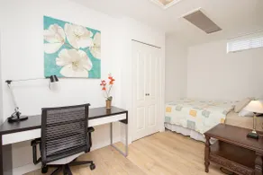 4 Bedroom Clean & Quiet Suite in Central Vancouver - Image 5