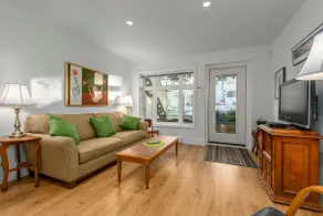 2 bedrm Garden suite in Kitsilano , 5 ppl - Image 2