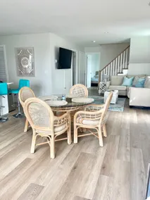 Bright 3 BR huge private deck 1.5 blocks to beach - Image 3