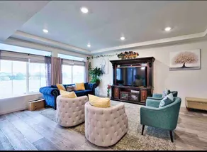 Mountain View, Jacuzzi, & Near Airport- king bed - Image 3