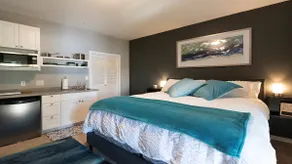 Willow Suite - Lakeside Retreat - Image 2
