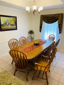 Spacious Family Home Near Woodlands/Medical Center - Image 4