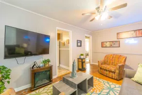Charming Bungalow, King Bed, Large Yard - Image 2
