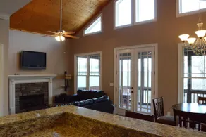 Gorgeous Lake Cabin across from Chucks Marina - Image 3