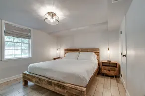 Modern. Minimalist. King Bed. Super Easy Parking. - Image 4