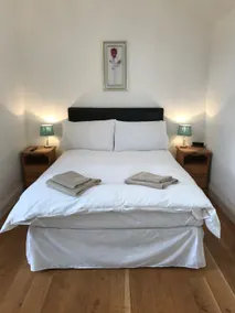 Wells, double bedded Rose Garden Suite - Image 2