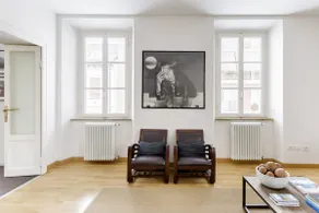 Elegant Apartment with Art and Design Pieces - Image 5
