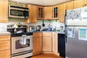 Elegant Vintage Craftsman Apartment With Garden - Image 4