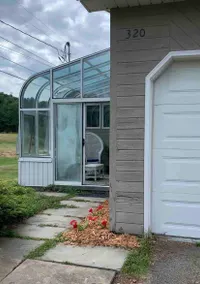 Ernie’s Retro Retreat - Image 4
