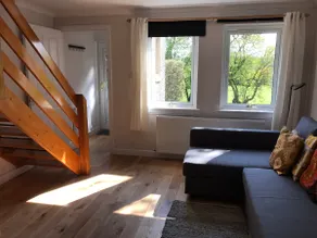 Peaceful house with small garden next to park - Image 4