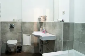 Beautiful three-room apartment in a building from the period of rapid industrial growth - Image 2