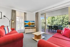 Terralong Terrace 2 bedroom poolside spa apartment - Image 2