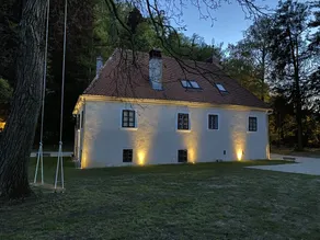 Historical Villa – Garden, Pool, BBQ, Walk to Town - Image 3