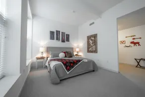Big 2 bedroom/king beds/Corner Unit/ + parking - Image 5