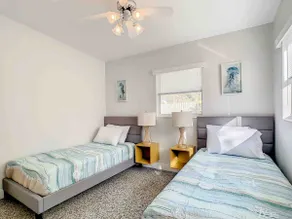 Beachside Bungalow just steps from the fun & beach - Image 5