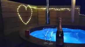 Chalet with private Nordic jacuzzi bath - Image 4