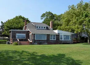 Peconic Bay Private Beachfront Escape - Image 3