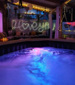 Romantic studio 40 m² 2 private HOT TUBS, billiards, BBQ - Image 5