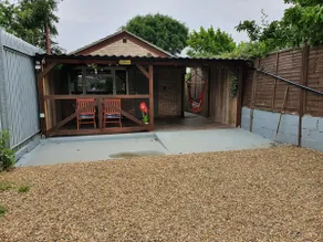 DOG FRIENDLY little bungalow with patio & private driveway - Image 4