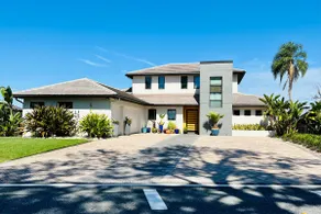 Magnificent Lakefront House • Swim/Boat/Relax • EV Charger • Long term stays OK - Image 5
