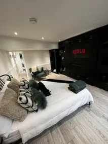 Luxe City Hot Tub: Urban Retreat - Image 4