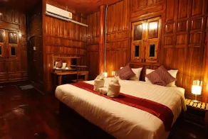 Cozy Teak Cabin with King bed on the River - Image 3