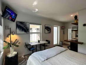 Charming Studio Prime Location Steps from Beach - Image 4