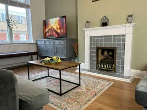 Cosy 4-Bed Home Near Centre & Free Parking - Image 2