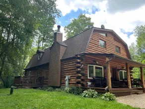 Stunning Log Home by Lake Geneva - Image 2