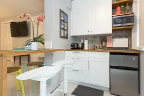 Beach studio w/patio- AC - Free parking & laundry! - Image 3