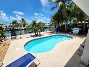 Sunshine Escape! 2/2 with pool & 10,000lb lift - Image 2