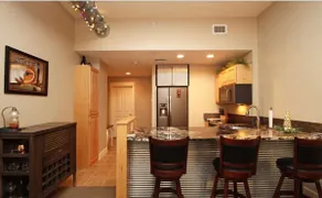 SuperHost Comfortable Condo Lincoln w/Parking* - Image 4