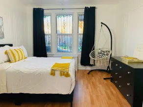 Home Away From Home - Modern Apt in Queens - Image 5
