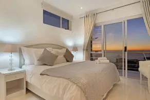 Devinia's Gem- A sparkly ocean view Penthouse - Image 3