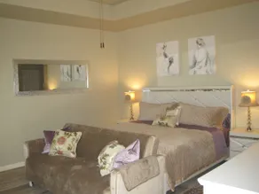 Lovely unit. Private back-yard. King bed. BBQ. - Image 2