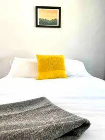 Bright Noho studio suite perfect walk to downtown - Image 4