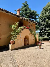 Red Elegant and Charming Country House near Rome - Image 2