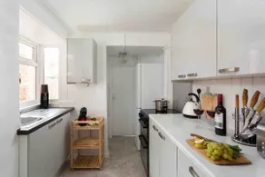 Lovely Victorian town house with free parking! - Image 4