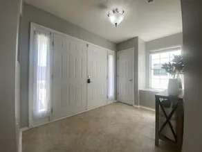 Cheerful & bright 3 bedroom home near everything! - Image 3