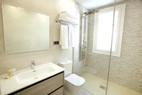 Modern apartment just a short walk from the historic center. - Image 4